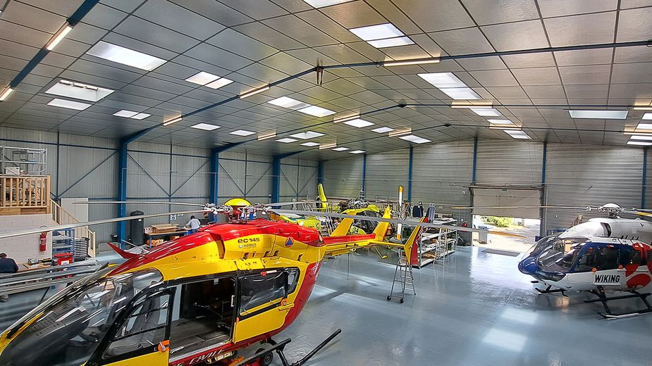 The maintenance base manages the maintenance of helicopters from SAMU, Civil Security and the Irish company Milestone Aviation