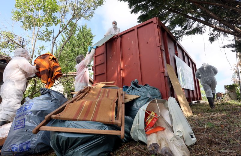 Several 30m3 skips will be needed to evacuate the accommodation.