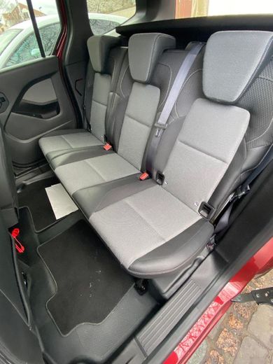 The three-seater rear seat