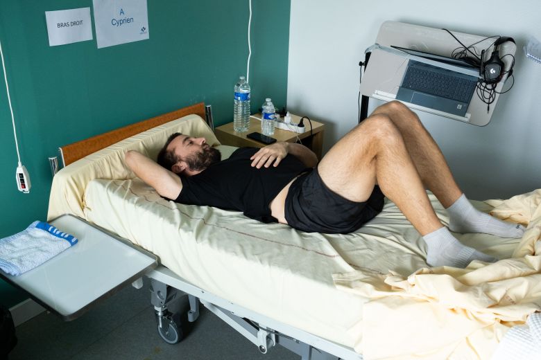 For the purposes of the study, the volunteers, like Cyprien, are bedridden for two months with an inclination of -6 degrees to reproduce the effects of an absence of gravity.